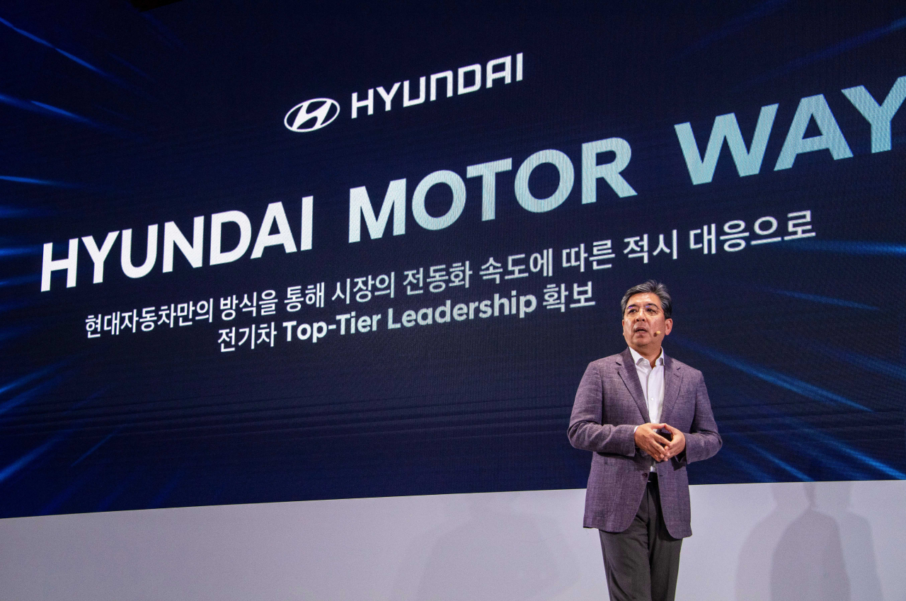 장재훈 현대차 사장이 지난 20일 서울 영등포구 콘래드 서울 호텔에서 열린 '2023 CEO 인베스터 데이'에서 발표하고 있다. 연합뉴스