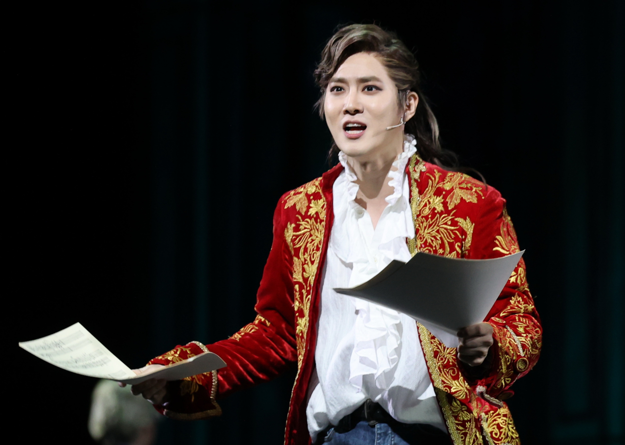 엑소 수호가 20일 오후 서울 종로구 세종문화회관 대극장에서 열린 뮤지컬 '모차르트!' 프레스콜에서 볼프강 모차르트 역을 선보이고 있다. [연합]