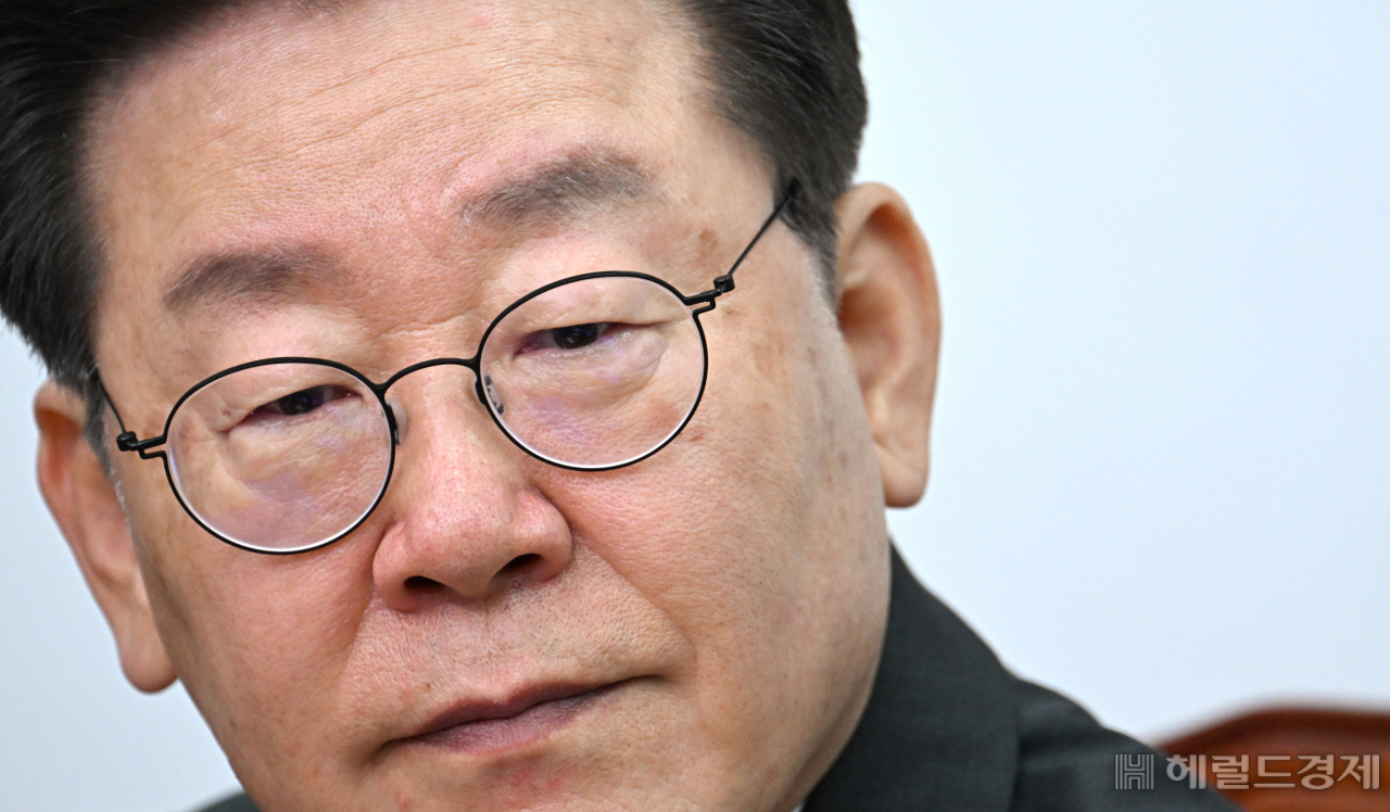 이재명 더불어민주당 당대표가 21일 서울 영등포구 여의도 국회의사당 본청에서 열린 더불어민주당 최고위원회의에 참석한 가운데 회의 중 생각에 잠겨 있다. 임세준 기자