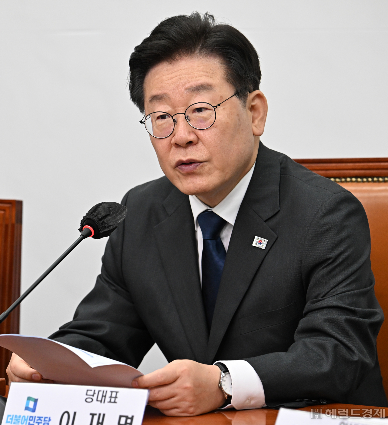 이재명 더불어민주당 당대표가 21일 서울 영등포구 여의도 국회의사당 본청에서 열린 더불어민주당 최고위원회의에 참석해 발언하고 있다. 임세준 기자