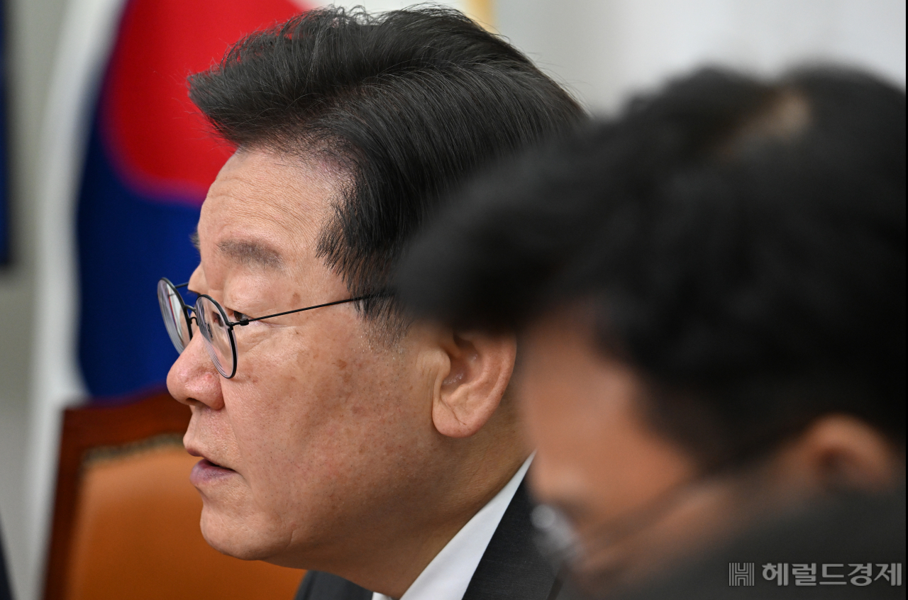 이재명 더불어민주당 당대표가 21일 서울 영등포구 여의도 국회의사당 본청에서 열린 더불어민주당 최고위원회의에 참석해 발언하고 있다. 임세준 기자