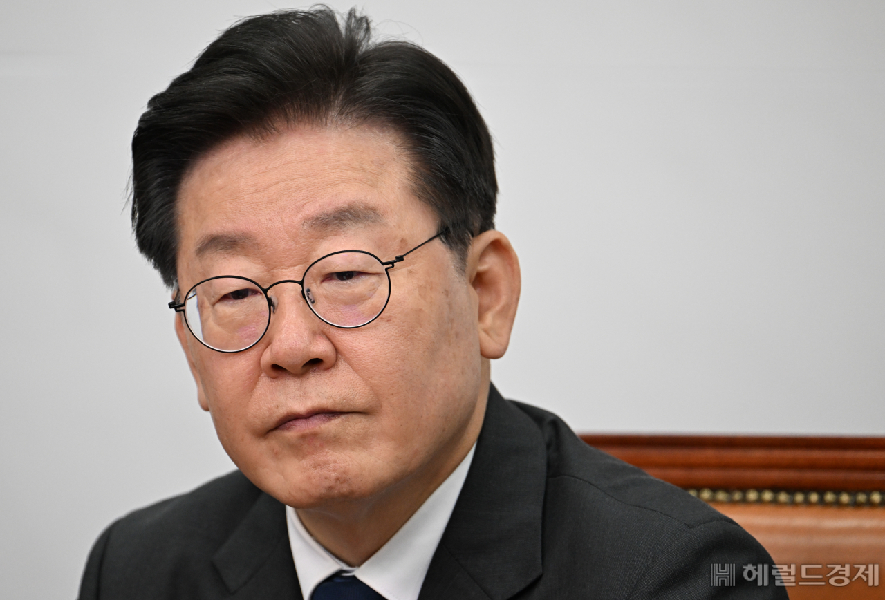 이재명 더불어민주당 당대표가 21일 서울 영등포구 여의도 국회의사당 본청에서 열린 더불어민주당 최고위원회의에 참석한 가운데 생각에 잠겨 있다. 임세준 기자