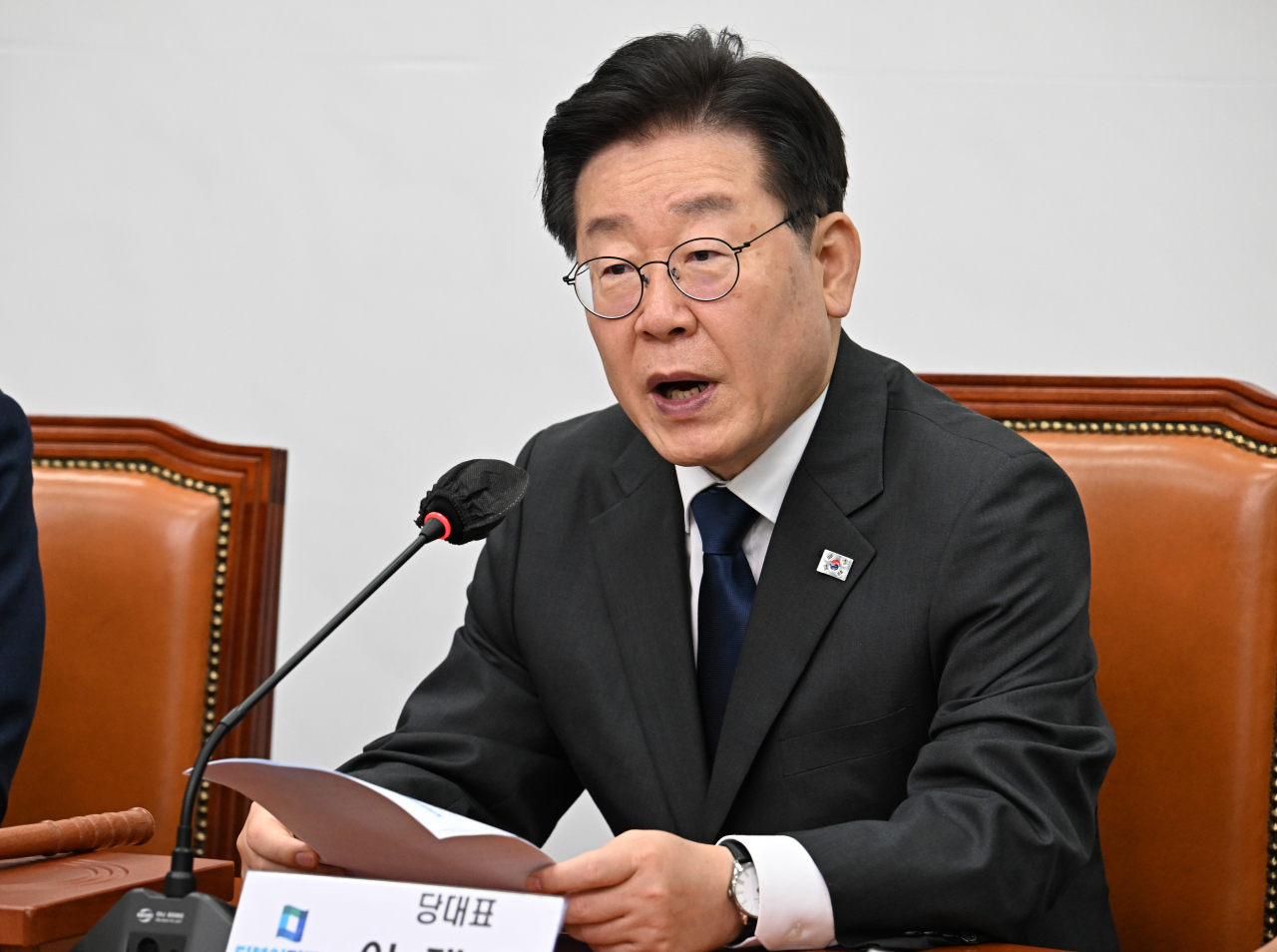 이재명 더불어민주당 당대표가 21일 서울 영등포구 여의도 국회의사당 본청에서 열린 더불어민주당 최고위원회의에 참석해 발언하고 있다. 임세준 기자