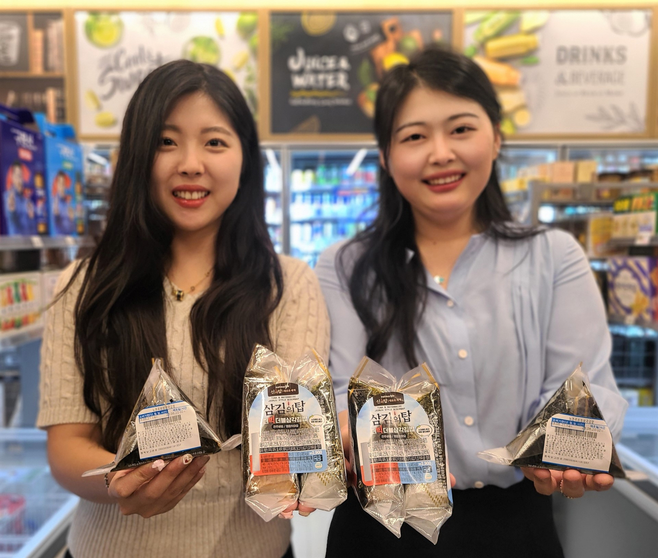 모델들이 서울 성동구의 한 이마트24 매장에서 ‘더빅더블삼각김밥’을 소개하고 있다. [이마트24 제공]