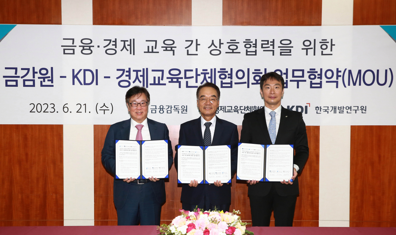 한국개발연구원(KDI), 금융감독원, 경제교육단체협의회가 21일 서울 여의도 금감원 본원에서 경제‧금융 교육 상호협력을 위한 업무협약(MOU)을 체결했다. 사진 왼쪽부터 조동철 KDI 원장, 박재완 경제교육단체협의회장, 이복현 금융감독원장.[KDI 제공]