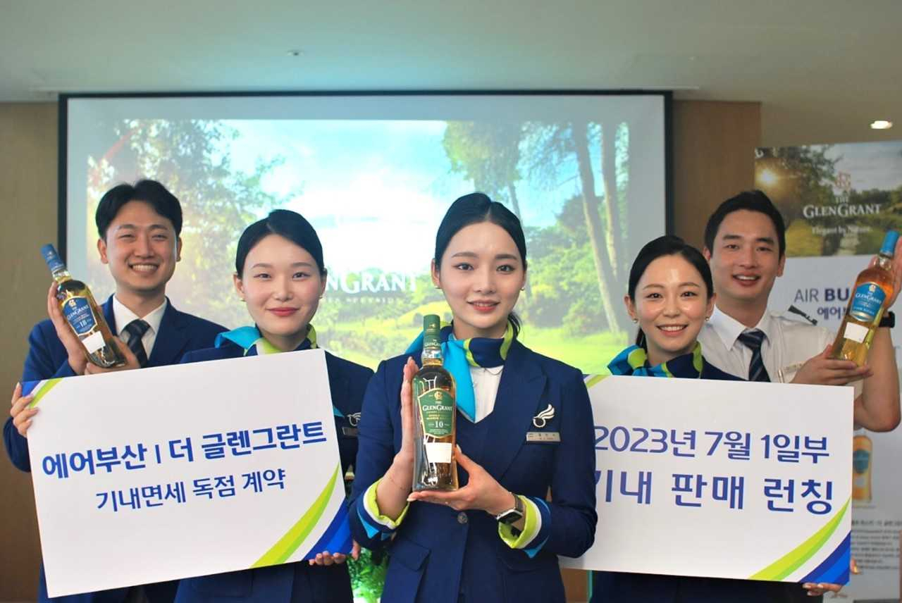에어부산 캐빈승무원들이 더 글렌그란트 독점 계약 기념 촬영을 하고 있다. [사진=에어부산]
