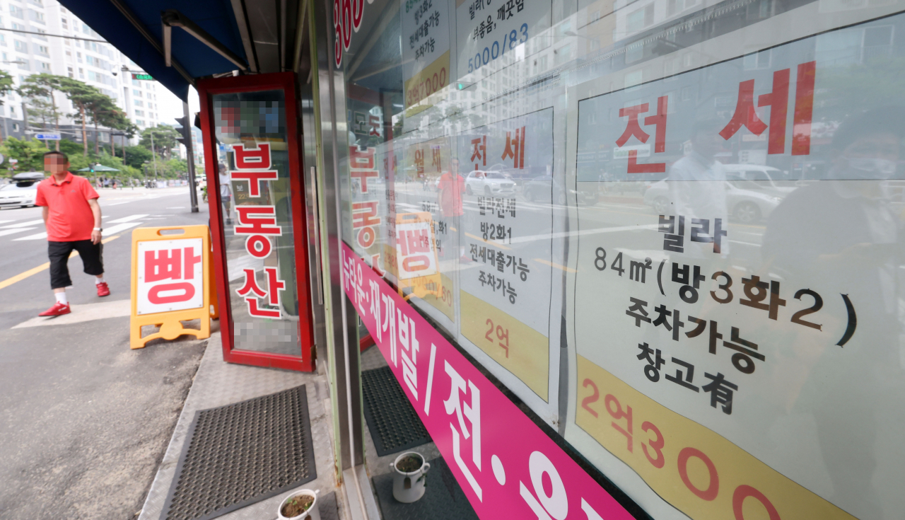 서울 시내 한 부동산 공인중개업소의 전세 시세표. [연합]