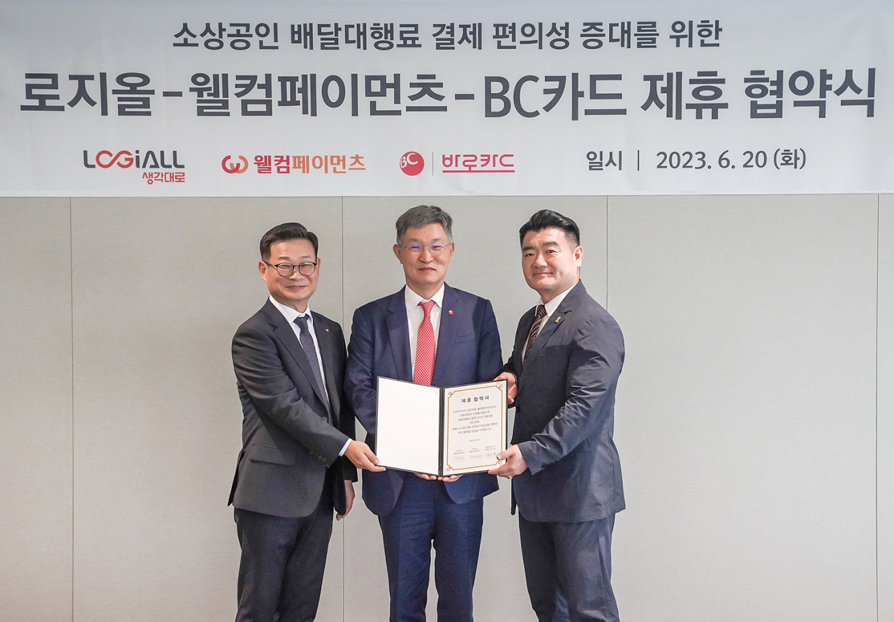 김기현(왼쪽부터) 웰컴페이먼츠 대표이사, 최원석 BC카드 대표이사, 채헌진 로지올 대표이사가 기념촬영을 하고 있다.[BC카드 제공]