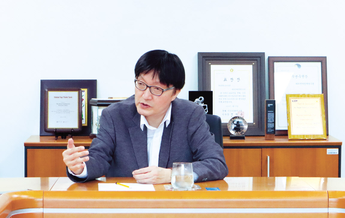 김흥종 대외경제정책연구원(KIEP) 원장은 미·중 갈등을 “‘디커플링 ’으로 대변되는 세계 경제의 블록화, 지역화가 아니라 자국의 위험요인을 줄여가는 ‘디리스킹 ’측면에서 바라봐야 한다”며 러시아-우크라이나 전쟁 이후 재편될 세계 경제 구도에서 인도·태평양 지역을 아우르는 ‘W-커브’를 강조했다. [KIEP 제공]