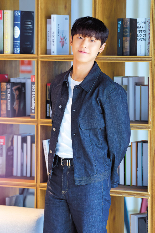 배우 이도현은 JTBC 수목드라마 ‘나쁜엄마’에서 강호역을 맡아 디테일한 연기로 화제성과 작품성 두 마리 토끼를 모두 잡았다.
