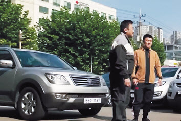 영화 범죄도시 3에 등장한 기아 모하비 [범죄도시 예고편 영상 갈무리]