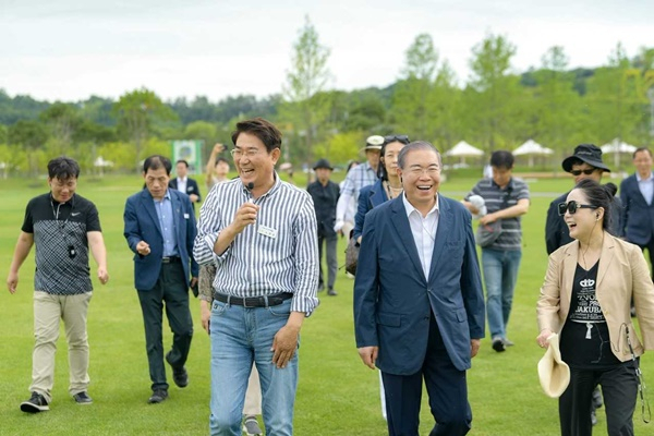노관규 시장(왼쪽)과 권영걸 국가건축정책위원장이 20일 순천만정원박람회장을 걷고 있다.