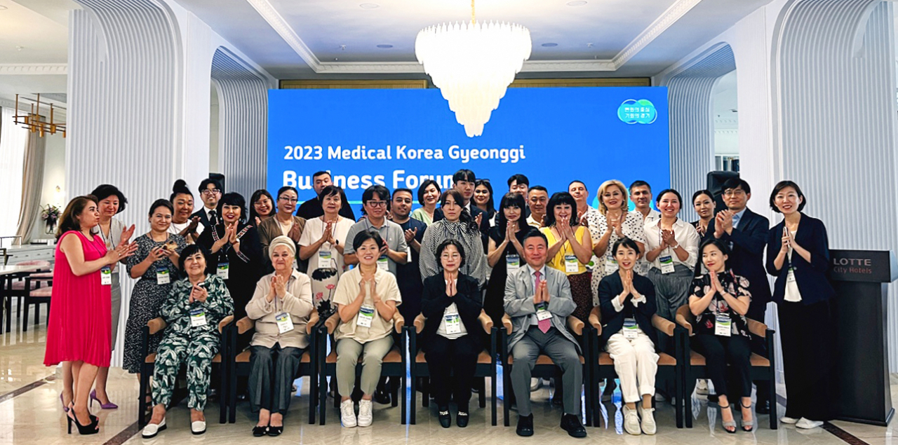 2023 메디컬 경기 비즈니스 포럼 참석자들이 기념사진을 찍고 있다