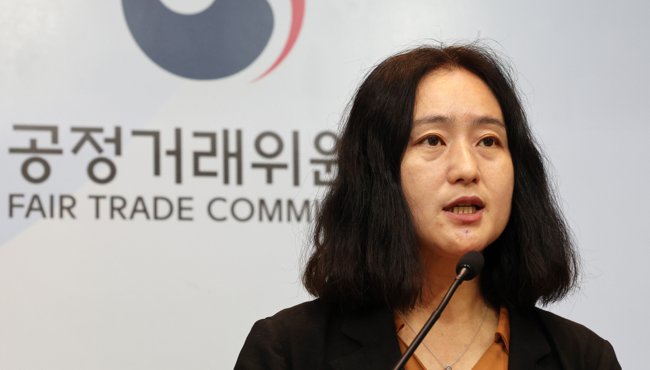 민혜영 공정거래위원회 기업집단관리과장이 21일 오전 세종시 정부세종청사에서 2023년 일반지주회사 소속 기업형 벤처캐피탈 현황 분석 결과를 발표하고 있다. 연합뉴스