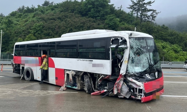21일 오전 10시 50분께 장목면 송진포리 거가대로 부산 방향 요금소에 진입하던 거제~부산 시내직행좌석버스(2000번)가 차로를 구분하는 연석을 들이받아 차량 앞이 처참히 부서져 있다. [거제소방서 제공]