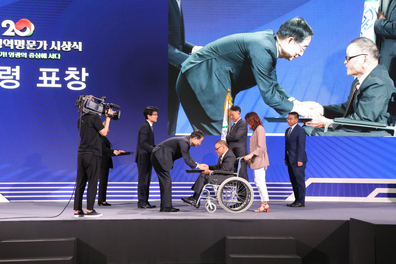 한덕수 국무총리가 21일 정부세종컨벤션센터에서 개최된 제20회 병역명문가 시상식에서 대통령 표창 가문에 정부표창을 수여하고 있다. [병무청 제공]