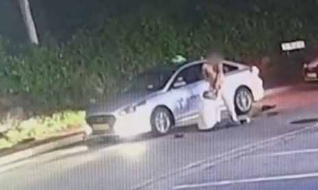 부산에서 술에 취한 20대 해군 부사관이 웃옷을 벗고 택시기사를 폭행하는 장면. [연합]