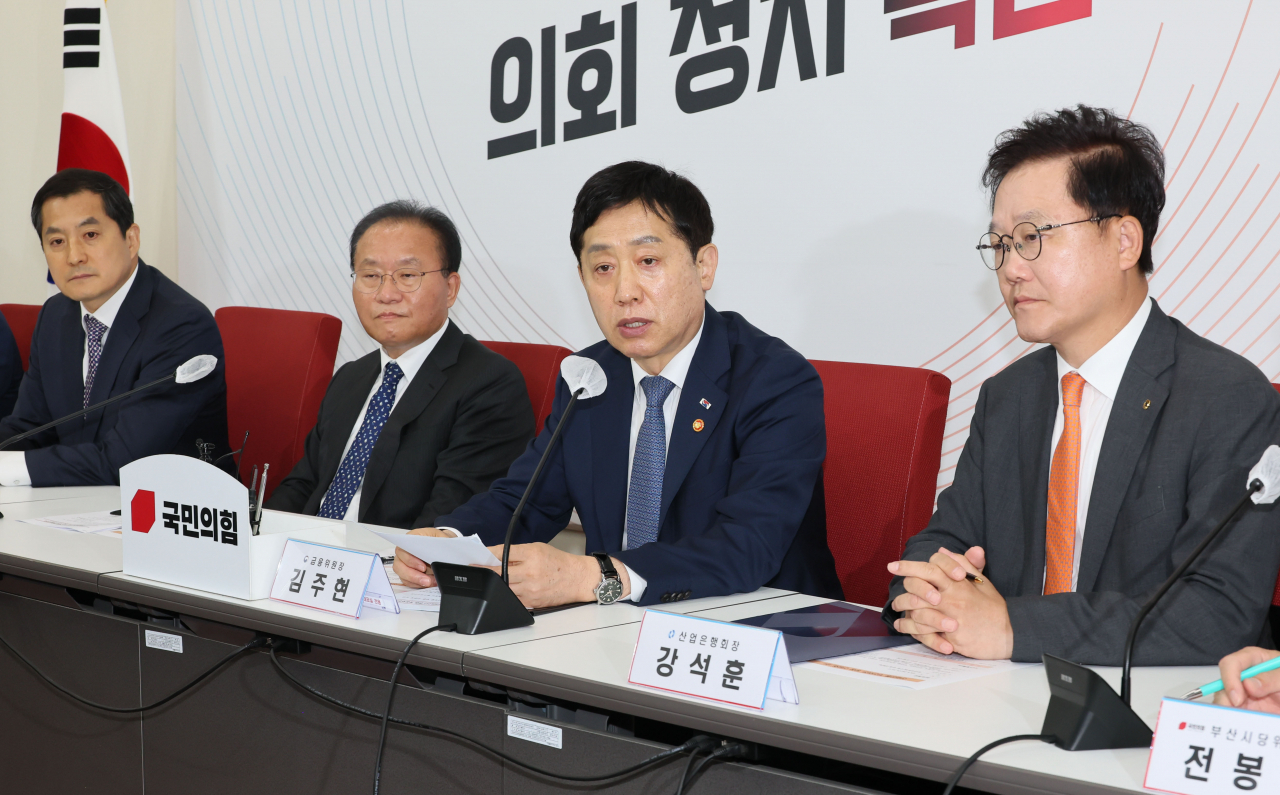 김주현 금융위원장이 21일 오전 국회에서 열린 산업은행 부산이전 당정 간담회에서 인사말을 하고 있다. 왼쪽부터 박대출 정책위의장, 윤재옥 원내대표, 김주현 금융위원장, 강석훈 산업은행회장. [연합]
