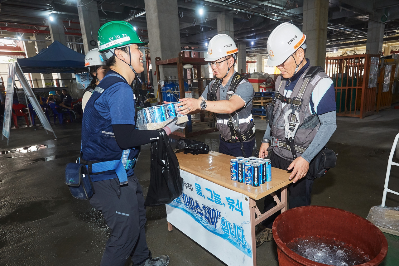 ㈜한화 건설현장에서 근로자들에게 음료수를 제공하는 감성 안전 활동을 실시하고 있다. [한화건설]