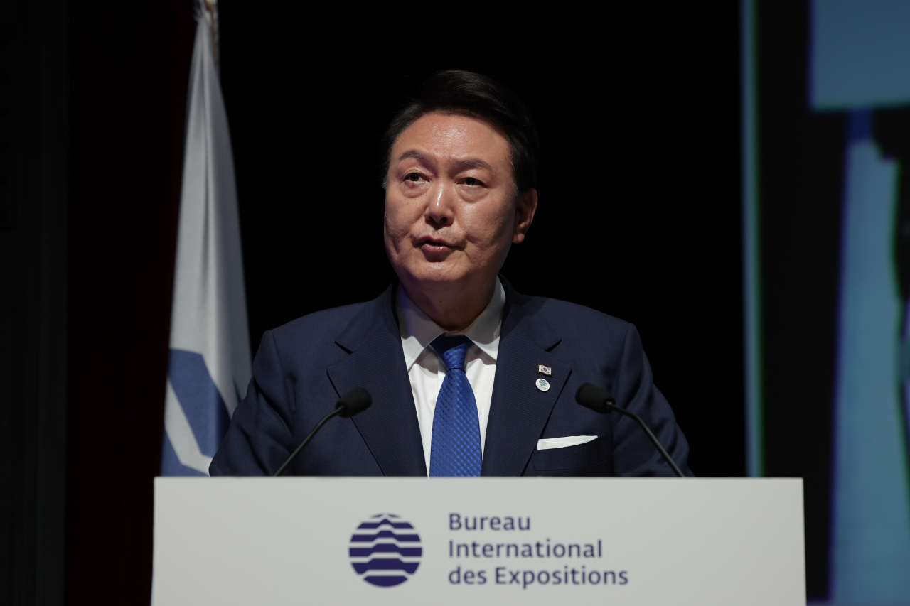 2030 세계박람회 부산 유치 활동 지원을 위해 프랑스를 방문 중인 윤석열 대통령이 20일(현지시간) 파리 이시레몰리노의 제172차 국제박람회기구(BIE) 총회장에서 4차 경쟁 프레젠테이션(PT)을 하고 있다. [연합]