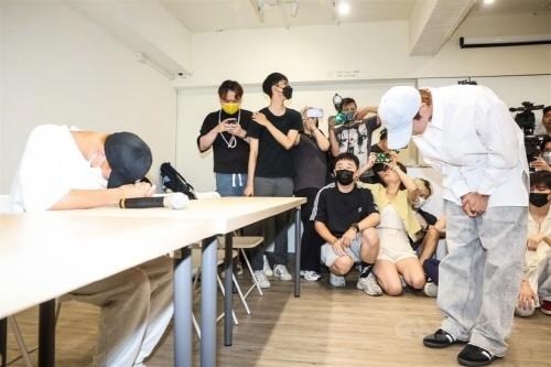 고개 숙인 옌야룬(오른쪽) [대만 중앙통신사 캡처]