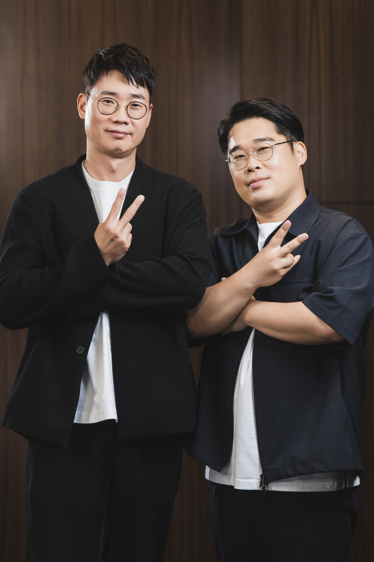 TV directors Cho Hyo-jin (left) and Kim Dong-jin of “The Zone: Survival Mission 2” (Walt Disney Co. Korea)