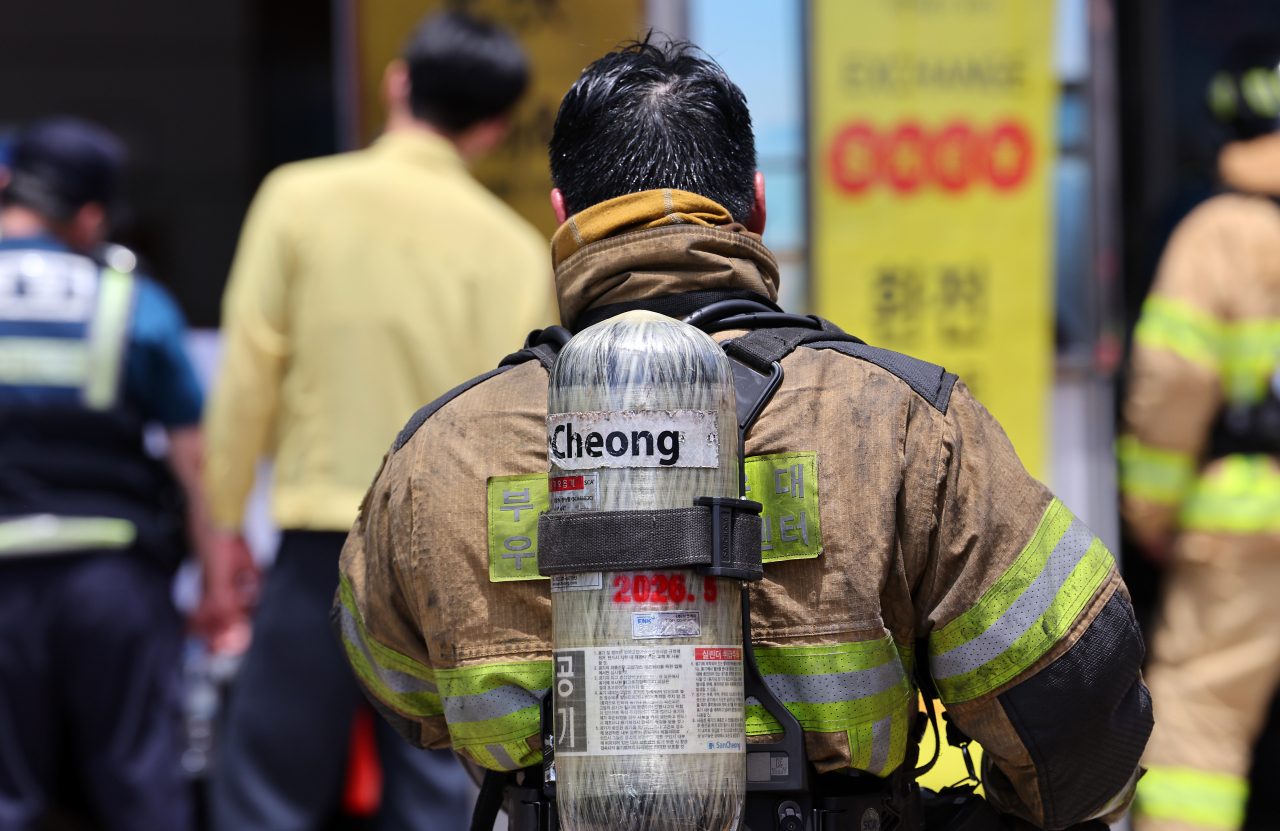 20일 부산 해운대구 한 호텔 화재현장에서 화재진압에 투입된 소방대원이 땀으로 젖어 있다. [연합]