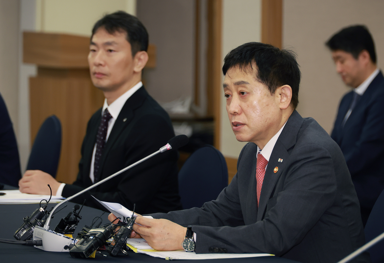 김주현 금융위원장이 지난달 22일 오전 서울 중구 은행회관에서 금융감독원과 함께 개최한 금융협회장 간담회에서 금융회사 내부통제 제도개선 방안을 발표하던 모습.