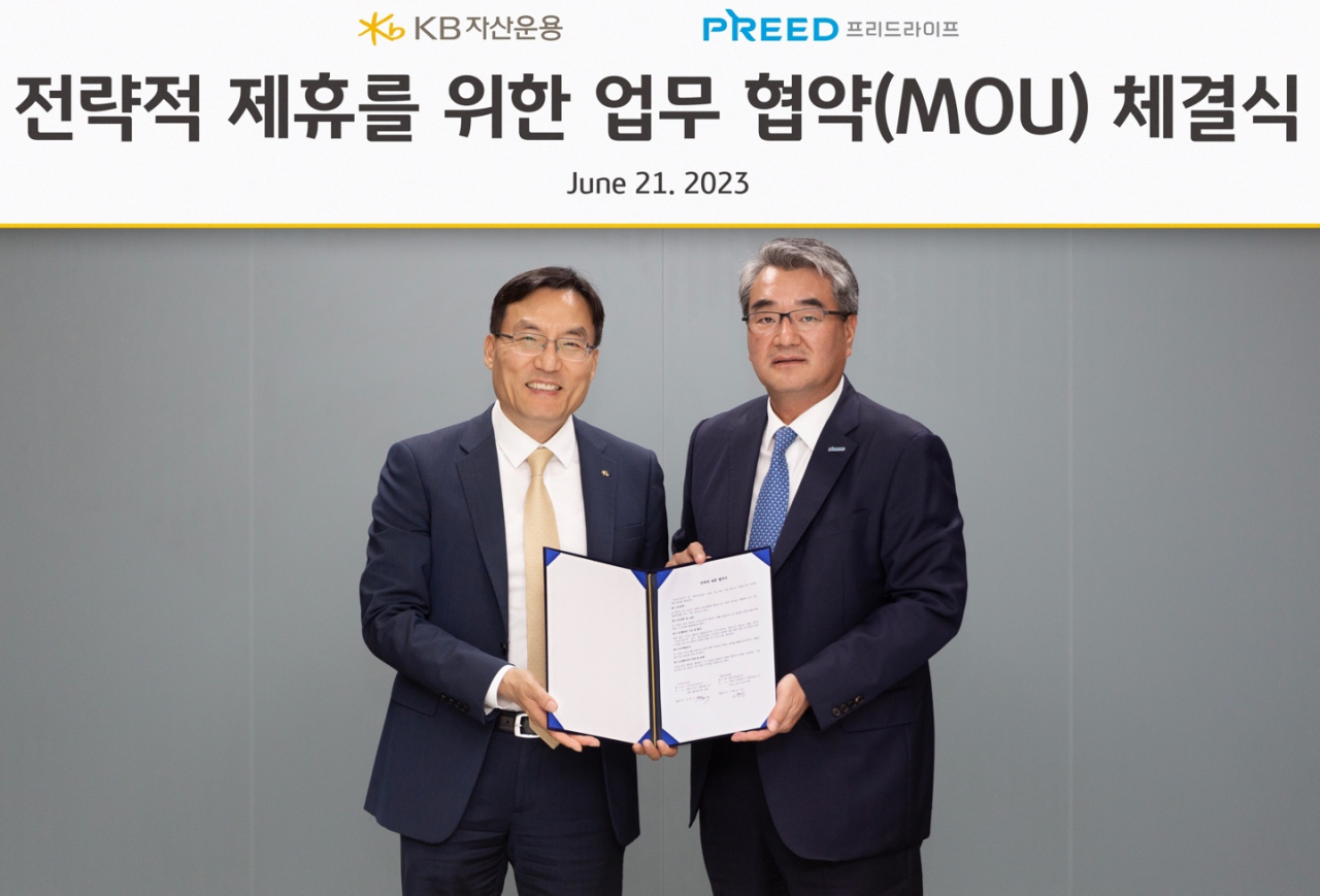 이현승(왼쪽) KB자산운용 대표가 지난 21일 ㈜프리드라이프와 전략적 제휴를 위한 포괄적 업무협약(MOU)을 체결한 뒤 기념사진을 찍고 있다. [KB자산운용 자료]