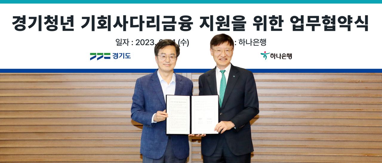 21일 오후 서울시 중구 하나은행 본점에서 열린 업무협약식에 참석한 이승열 (오른쪽) 하나은행장과 김동연 경기도지사가 기념촬영을 하고 있다.[하나은행 제공]