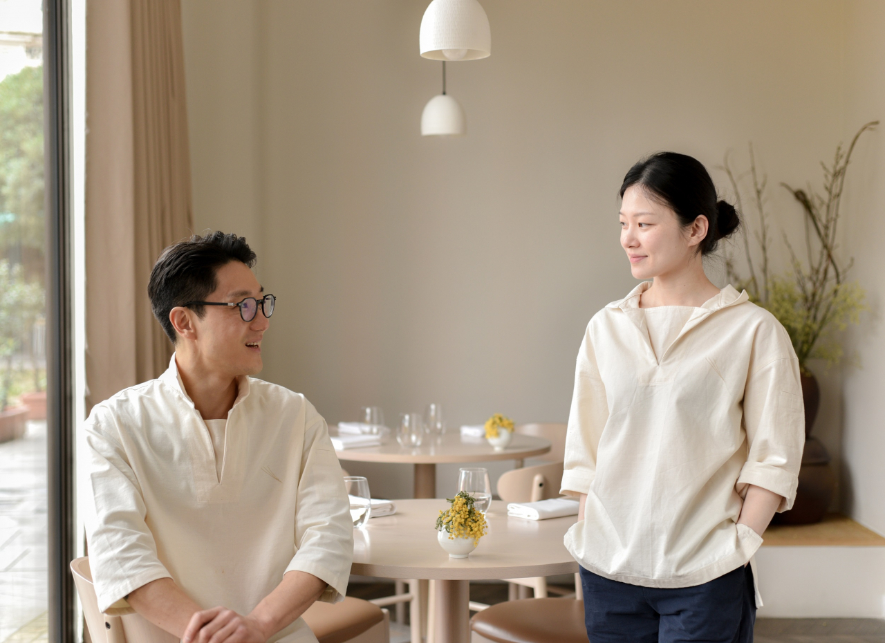 솔잎 박웅철 셰프와 부인 기보미 파티시에. 호남명문가인 기씨 집안의 식품명인은 한국의 발효식품의 우수성을 유럽에 알린 바 있다.