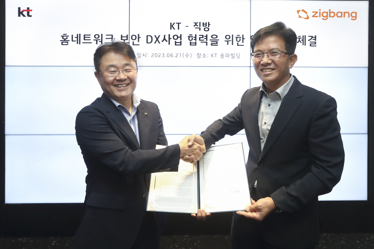 이병수 직방 스마트홈 국내사업총괄 이사(오른쪽)와 민혜병 KT Enterprise서비스DX본부장 상무가 21일 KT송파타워에서 열린 ‘홈네트워크 보안사업 공동 협력을 위한 업무협약식’에서 기념촬영을 하고 있다. [직방 제공]