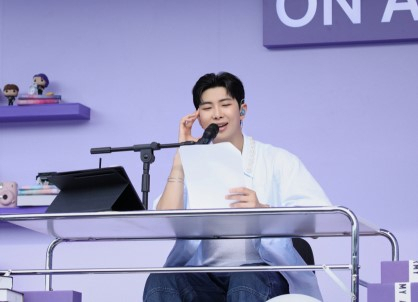 17일 오후 방탄소년단(BTS)의 데뷔 10주년 기념 축제(BTS 10th 애니버서리 페스타)가 열린 여의도 한강공원에서 BTS 리더 RM이 직접 출연한 ‘오후 5시, 김남준입니다’가 진행되고 있다. [연합]