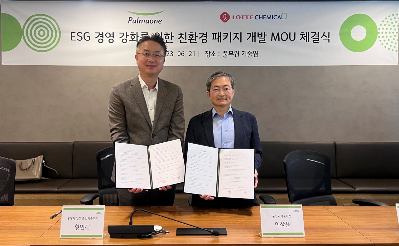 황민재(왼쪽) 롯데케미칼 종합기술원 원장과 이상윤 풀무원기술원 원장이 지난 21일 화학적 재활용 소재 패키지 개발 업무협약(MOU)을 체결한 뒤 기념촬영을 하고 있다. [롯데케미칼 제공]