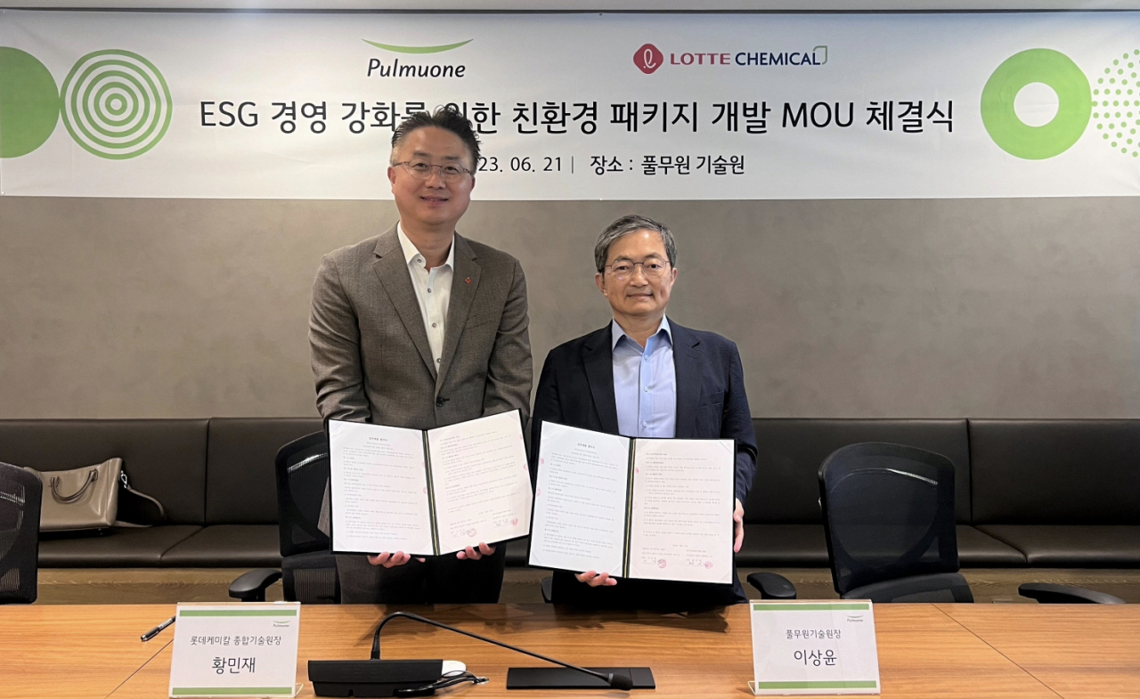 21일 충북 청주시 오송읍 바이오폴리스 지구 소재 풀무원기술원에서 풀무원기술원과 롯데케미칼이 친환경 패키지 개발을 위한 업무협약(MOU)을 체결했다. 협약식 후 이상윤(오른쪽) 풀무원기술원장과 황민재 롯데케미칼 종합기술원장이 협약서를 들고 기념촬영을 하고 있다. [풀무원 제공]