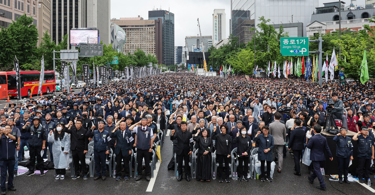 지난 21일 오후 서울 세종대로에서 열린 민주노총 건설노조 간부 고(故) 양회동 씨 영결식에서 참가자들이 님을 위한 행진곡을 부르고 있다. 연합뉴스