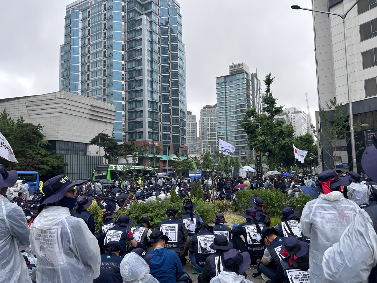 지난 21일 오전 서울 서대문구 경찰청 앞에서 민주노총 건설노조 간부 고(故) 양회동 씨 영결식 참가자들이 님을 위한 행진곡을 부르고 있다. 김빛나 기자