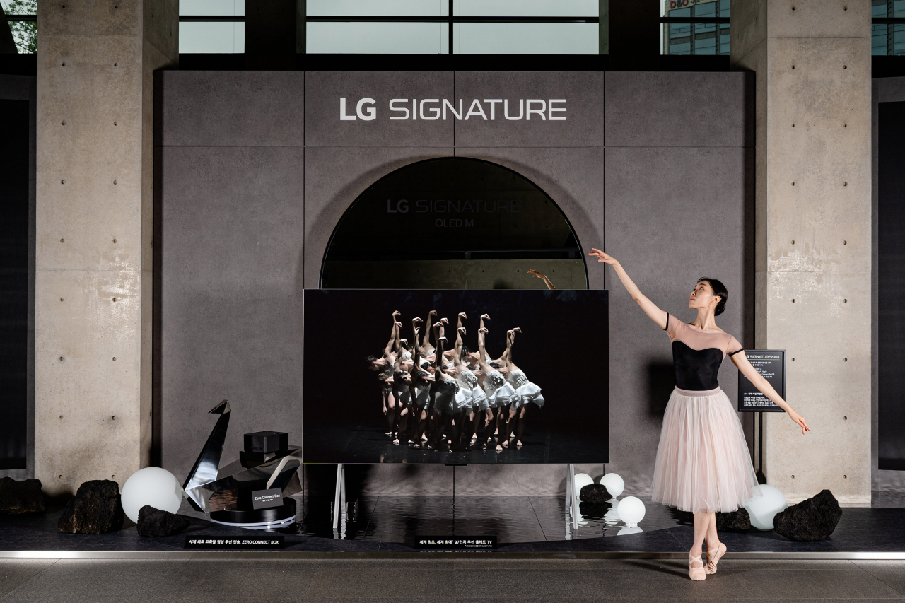 LG전자가 ‘LG아트센터 서울’에서 진행되는 ‘백조의 호수(Swan Lake)’ 공연을 콘셉트에 맞춰 디자인한 특별 전시존. [LG전자 제공]