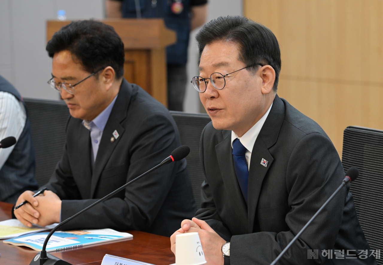 이재명 더불어민주당 대표가 22일 서울 영등포구 여의도 국회 의원회관에서 열린 동일가치노동 동일임금 법제화 토론회에 참석해 발언하고 있다. 임세준 기자