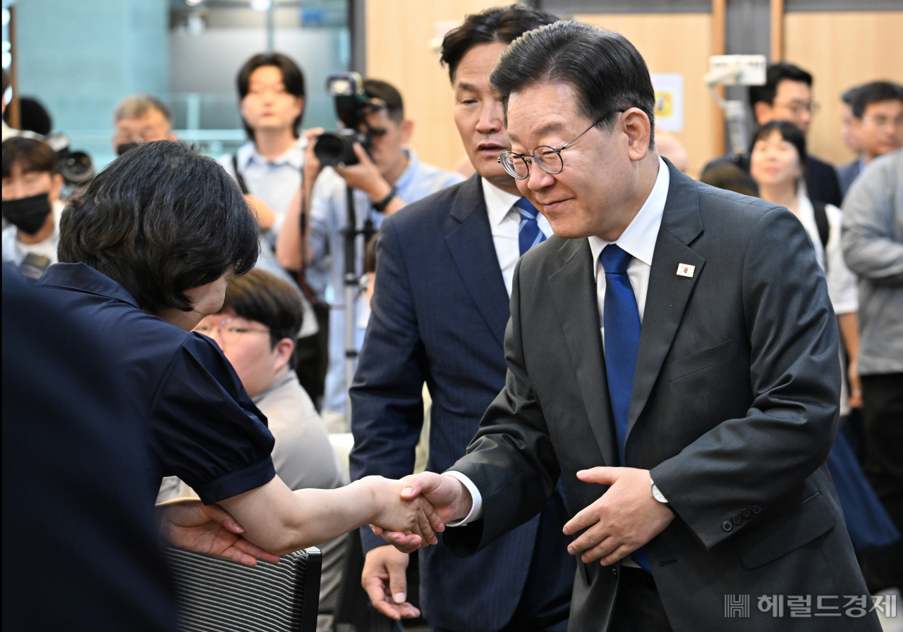 이재명 더불어민주당 대표가 22일 서울 영등포구 여의도 국회 의원회관에서 열린 동일가치노동 동일임금 법제화 토론회에 참석해 참석자들과 인사를 나누고 있다. 임세준 기자
