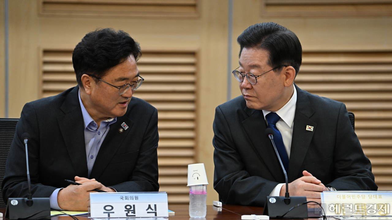 이재명(오른쪽) 더불어민주당 대표와 우원식 의원이 22일 서울 영등포구 여의도 국회 의원회관에서 열린 동일가치노동 동일임금 법제화 토론회에 참석해 대화를 나누고 있다. 임세준 기자
