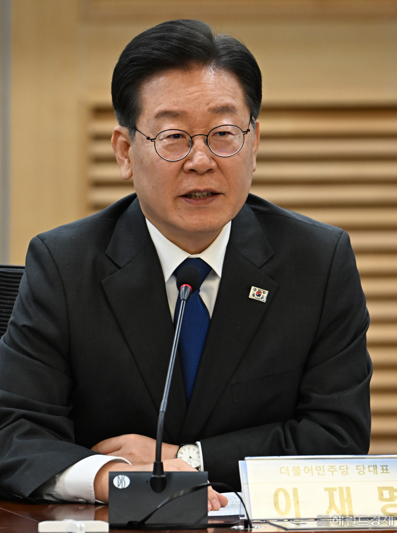 이재명 더불어민주당 대표가 22일 서울 영등포구 여의도 국회 의원회관에서 열린 동일가치노동 동일임금 법제화 토론회에 참석해 발언하고 있다. 임세준 기자