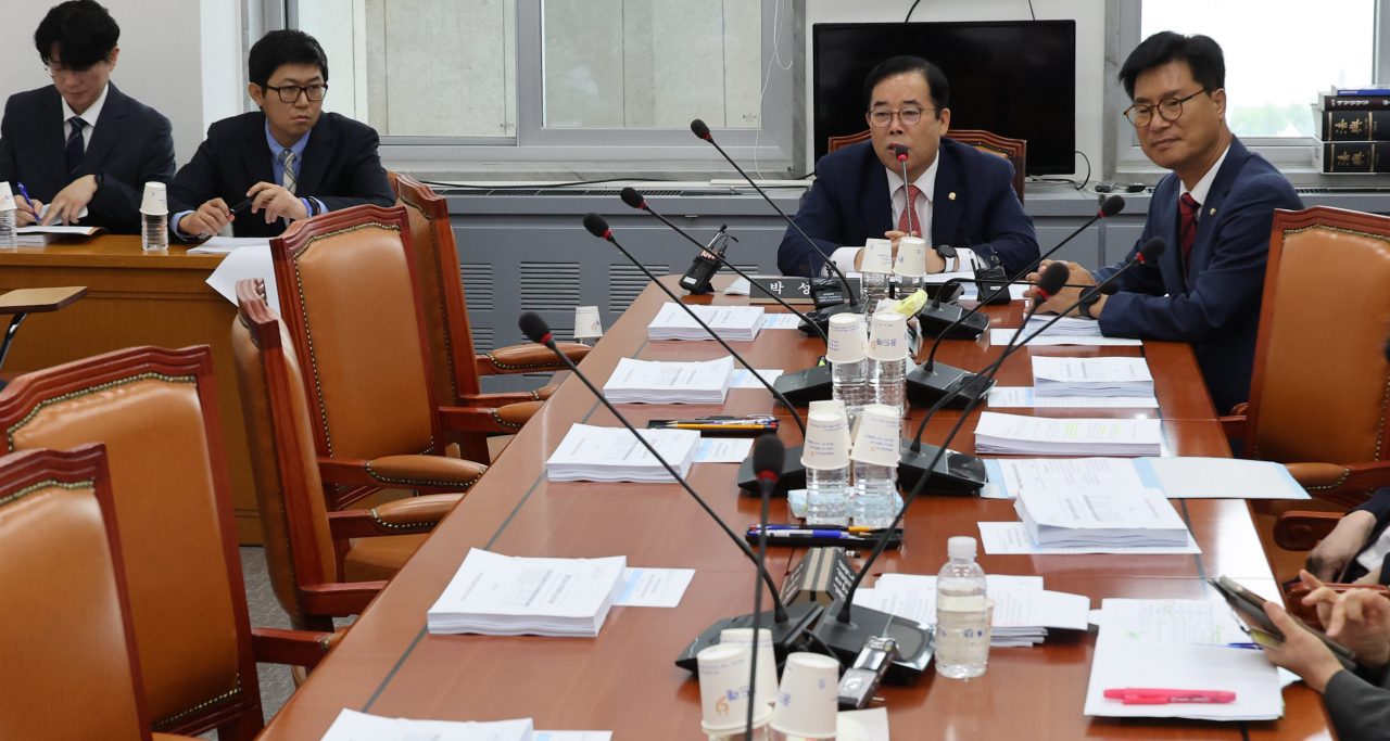 21일 오전 서울 여의도 국회에서 더불어민주당 의원들이 불참한 가운데 열린 과학기술정보방송통신위원회 과학기술원자력법안심사소위원회에서 박성중 위원장이 발언하고 있다. [연합]