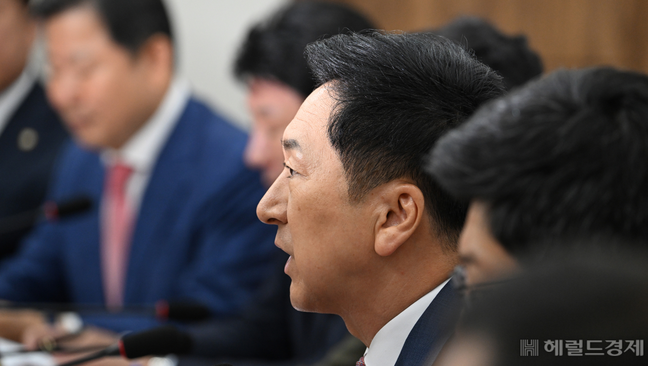 김기현 국민의힘 대표가 22일 서울 영등포구 여의도 국회에서 열린 최고위원회의에 참석해 발언하고 있다. 임세준 기자