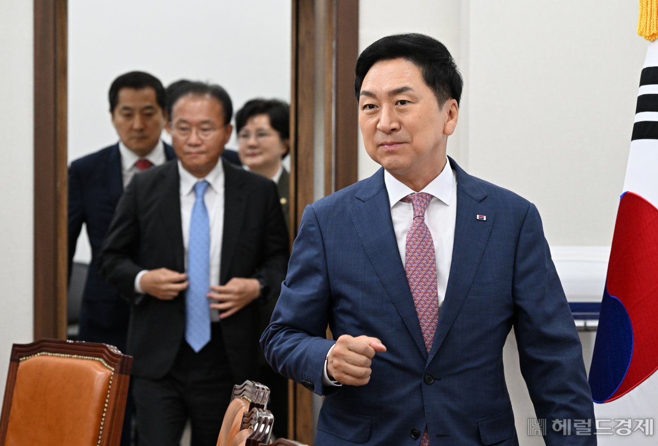 김기현 국민의힘 대표가 22일 서울 영등포구 여의도 국회에서 열린 최고위원회의에 참석하고 있다. 임세준 기자