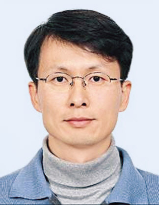 실험 대상자가 안구 움직임 데이터를 수집하고 있는 모습 [한국한의학연구원 제공]