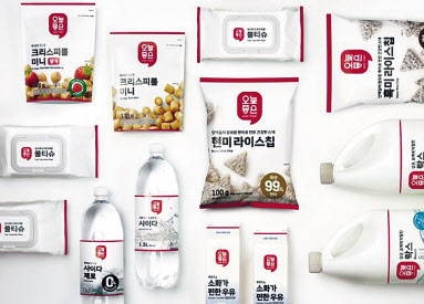 홈플러스 PB상품인 ‘홈플러스 시그니처 IH티타늄 단조 프라이팬’(위쪽)과 롯데마트가 판매하는 ‘오늘좋은’ PB제품들 [홈플러스·롯데마트 제공]