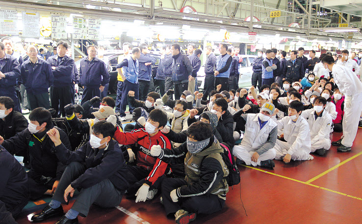 2010년 11월17일 현대자동차 비정규직 근로자들이 울산 3공장을 점거한 채 파업 농성을 벌이고 있다. 대법원은 현대차가 파업 참여자들을 상대로 제기한 소송에서 불법 행위 정도에 따라 개인별로 손해배상 책임을 산정해야 한다고 15일 판결했다. [연합]
