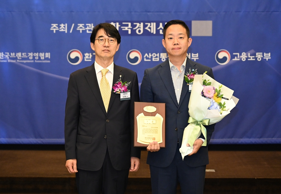 유준원 상상인 대표를 대신해 강명석 상상인 ESG팀장(오른쪽)이 ‘2023 사회공헌기업대상’에서 복지 부문 대상을 수상하고 기념 사진을 촬영하고 있다. [사진=상상인]