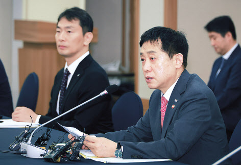 김주현 금융위원장이 22일 오전 서울 중구 은행회관에서 금융감독원과 함께 개최한 금융협회장 간담회에서 금융회사 내부통제 제도개선 방안을 발표했다.